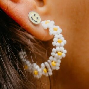 Pura Vida White and‎ Yellow Daisy Earrings NWT